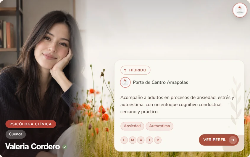 Tarjeta de una psicóloga en el directorio con el sello de su centro